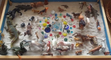 Jaka jest różnica pomiędzy Sandplay i Sandtray?