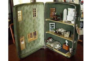 Domek dla lalek w walizce