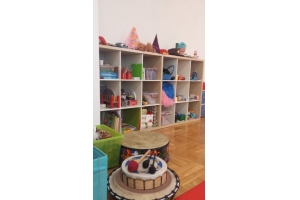 Regał do akcesoriów i domek dla lalek 'w jednym'